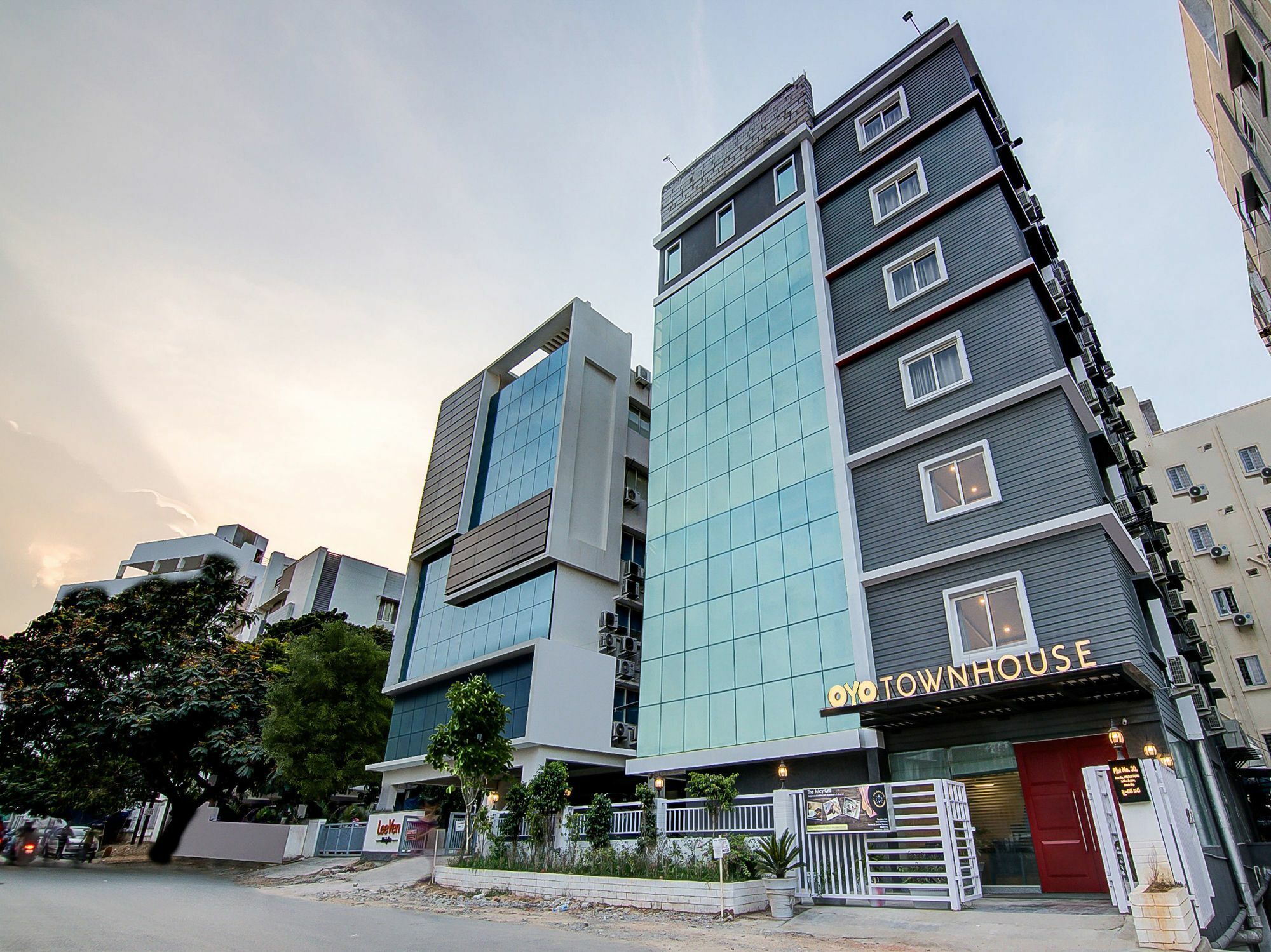 Oyo Townhouse 034 -Halcyon Hitech City Road Хайдарабад Экстерьер фото